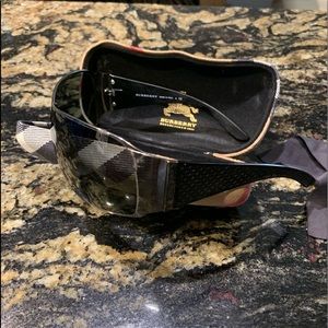 BURBERRY SUNGLASSES